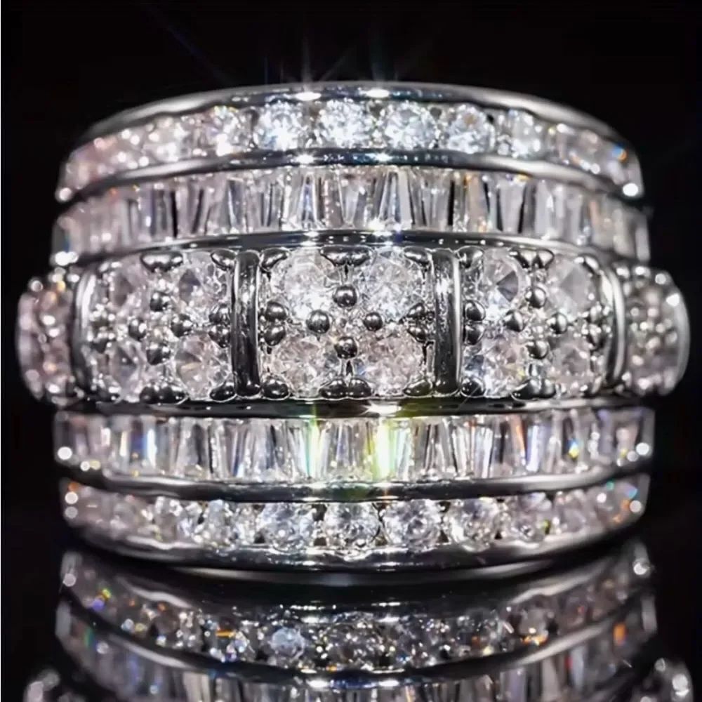 🌺 NEW Elegant & Sparkling Silver and Crystal Ring 🌺